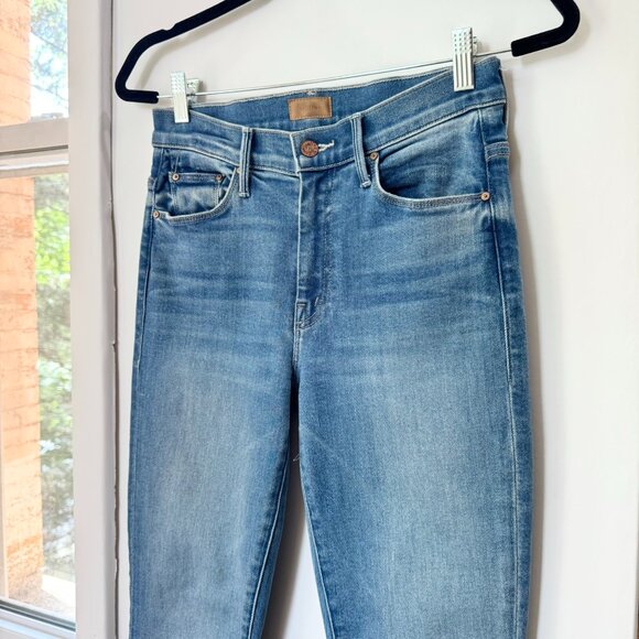 New MOTHER The Weekender Jeans Mid Rise Flare in Layover Wash Blue 25 - Picture 6 of 15